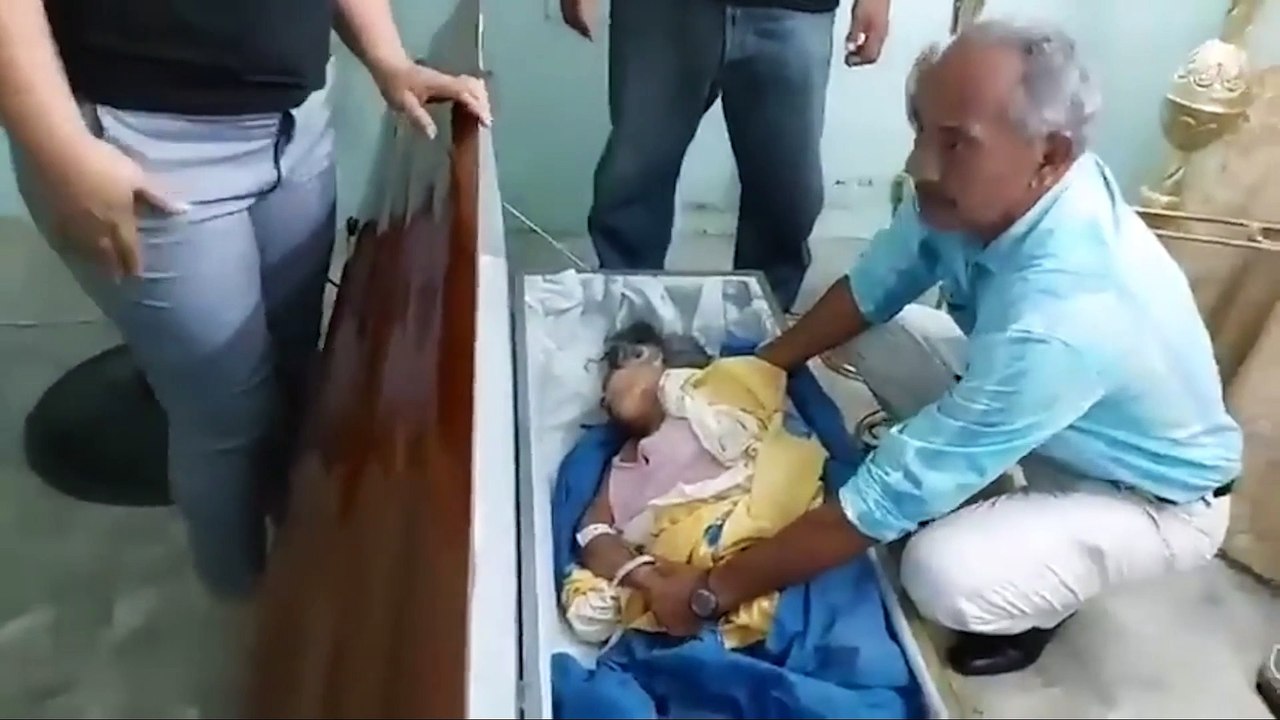 Mujer revive en su funeral