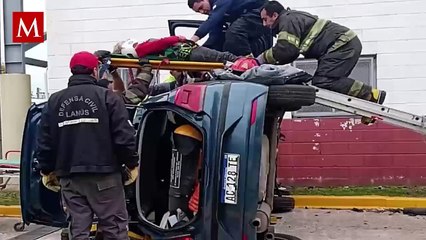 Mujer de 63 años choca y vuelca su vehículo durante examen de manejo