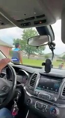 Amazon Driver s'assure que l'enfant perdu rentre à la maison en toute sécurité