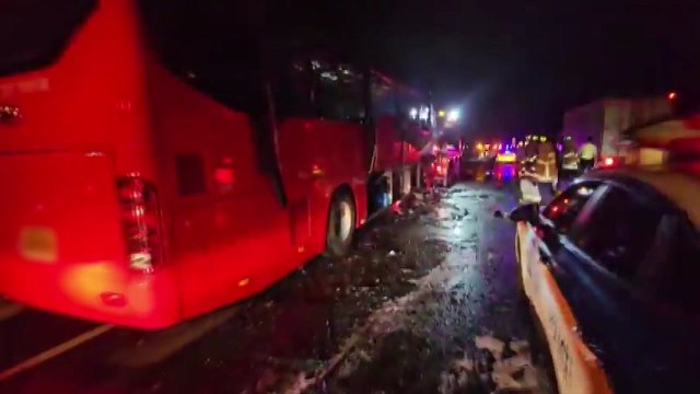 천안논산고속도로에서 5중 추돌...4명 다쳐 / YTN