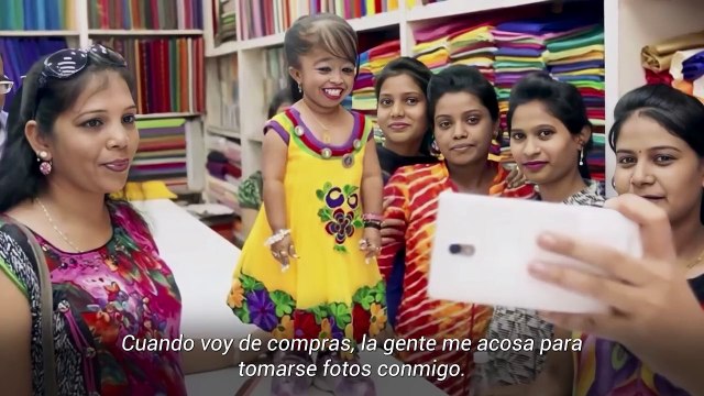 ⁰⁶ LA MUJER MÁS BAJA DEL MUNDO (28 años, 62 cm (24 pulgadas) (Ruhi Cenet)