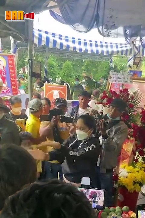 Phong cảnh hỗn loạn trước thềm lễ cúng 100 ngày. Hồng Loan được fan vay kín. Người lạ giả tâm linh gây loạn