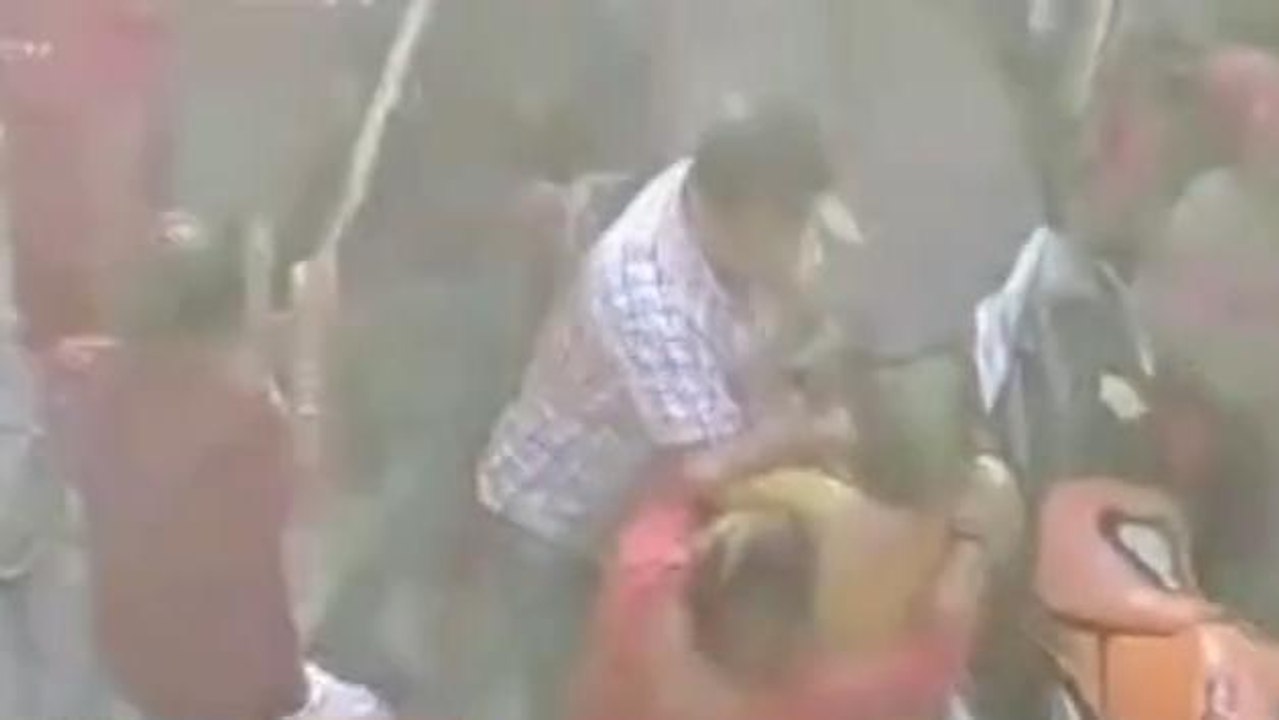 मेरठ: वर्दी का खौफ ख़त्म, पुलिस के सामने ही चले लात-घूंसे और डंडे...वीडियो हुआ वायरल