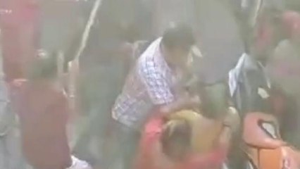 मेरठ: वर्दी का खौफ ख़त्म, पुलिस के सामने ही चले लात-घूंसे और डंडे...वीडियो हुआ वायरल