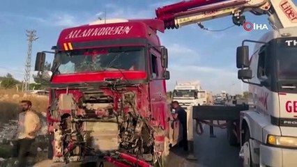 Kilis’te kamyonet ile tır çarpıştı: 3 ağır yaralı