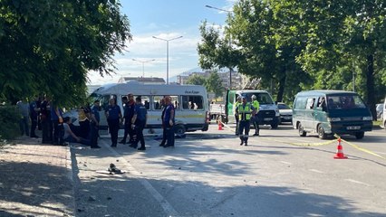 Bursa'da otomobil ile servis çarpıştı