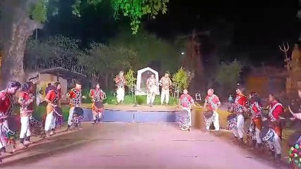 प्रस्तुति देते कलाकार