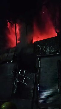 साहुकारपेट के मिंट स्ट्रीट में दो मंजिला इमारत लगी भीषण आग, 7 दुकानें जलकर खाक