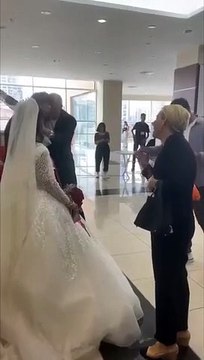 Esra Erol’un eşi takısıyla Caner Toygar’ın düğününe damga vurdu!