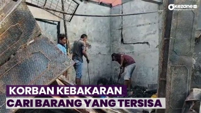 Korban Kebakaran di Pademangan Cari Barang yang Tersisa di Rumah yang Terbakar