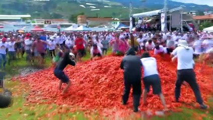 Kolombia'daki domates festivali renkli görüntülere sahne oldu