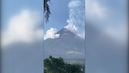 Filipinler'de yanardağ patladı