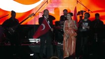 Qu'a dit Cüneyt Yüksel, qui voulait démissionner d'une certaine partie du parti AK, lors du concert de Melek Mosso ?