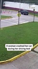 Foi renovar a carta de condução e acabou a bater contra poste