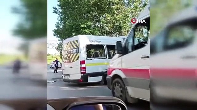 Bursa'da işçi servisi ile otomobilin çarpıştığı kazanın görüntüleri ortaya çıktı
