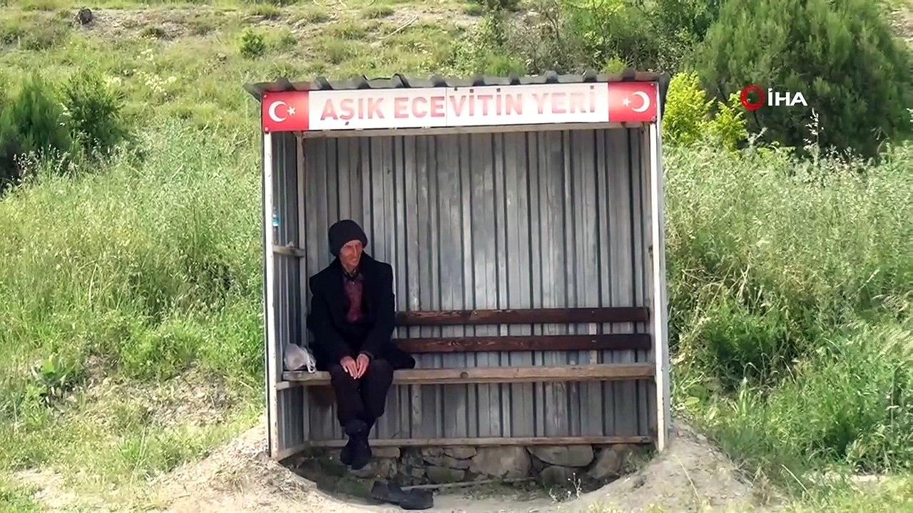 Aşık Ecevit 24 yıldır aynı durakta sevdiği kadını bekliyor