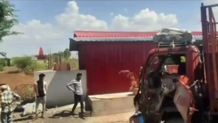 भीषण हादसा: ट्रक से जा भिड़ा ट्रैक्टर,उड़े परखच्चे और फिर...