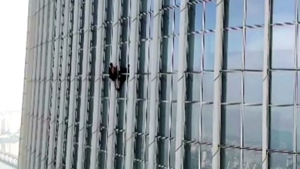 Britânico é preso após escalar o 6º edifício mais alto do mundo sem equipamento de segurança