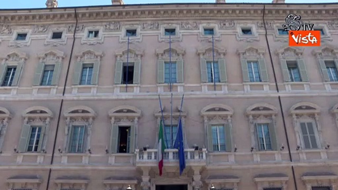 Le bandiere di Palazzo Madama a mezz'asta in memoria di Silvio Berlusconi