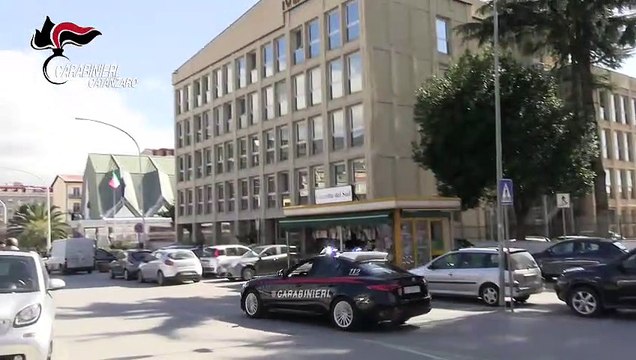 Lamezia Terme, spara contro i parenti della amante ma la pistola si inceppa. Arrestato un 25enne