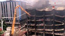 Başakşehir’de 3 gündür yanan iş hanının yıkımına başlandı