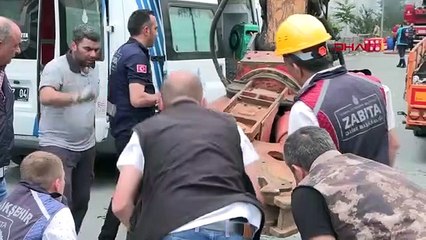Les travaux d'incendie et de démolition se poursuivent dans le bâtiment de 6 étages à Başakşehir