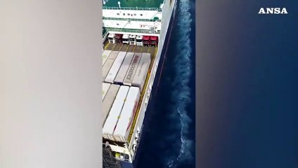 Download Video: Sequestrata nave turca vicino Ischia, la Marina la libera