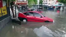 Başkent'te oluşan sel sonrası, bir vatandaş tekne bağlar gibi arabasını bağladı