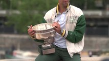 Roland-Garros - Djokovic pose dans Paris avec son nouveau trophée