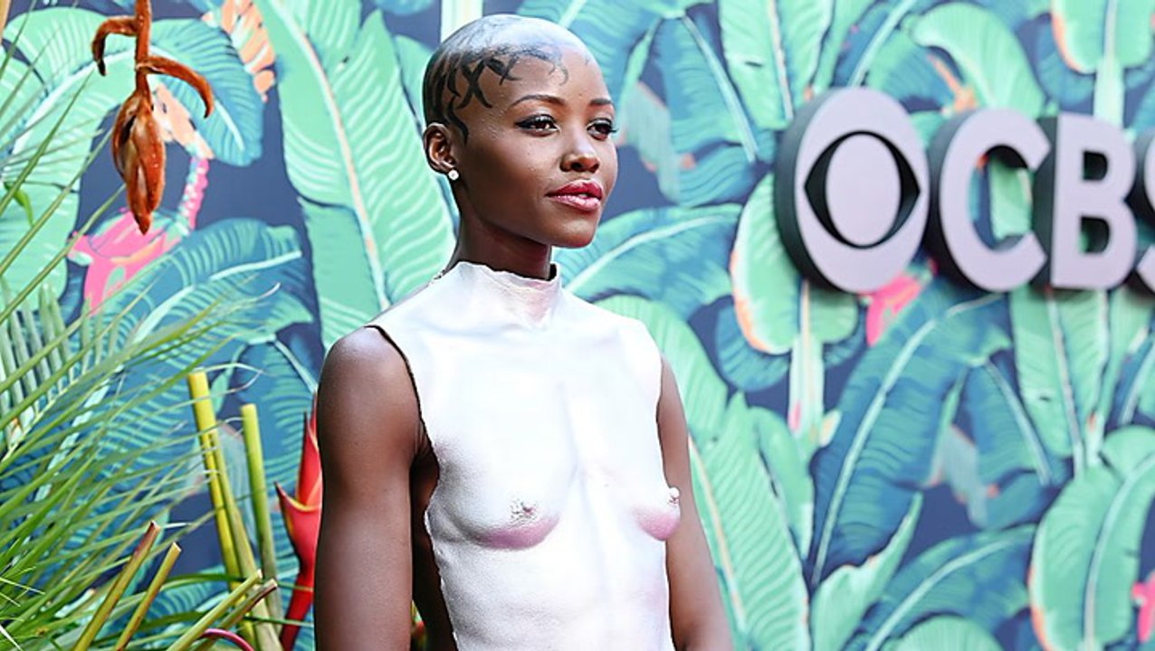 Lupita Nyong'o im silbernen Nippel-Alarm: DAS soll Mode sein?