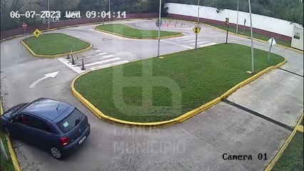 Exame de conduo terminou com carro a derrubar poste e o vdeo tornou-se viral