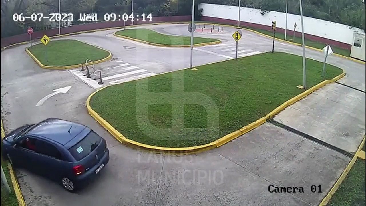Exame de conduo terminou com carro a derrubar poste e o vdeo tornou-se viral