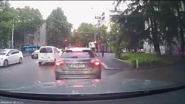 Quando o vidro traseiro do carro escuro demais que no facilita a discusso no trnsito olhos nos olhos