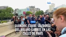 Djokovic: El genio indiscutible del tenis exhibe su trofeo del Roland Garros en París