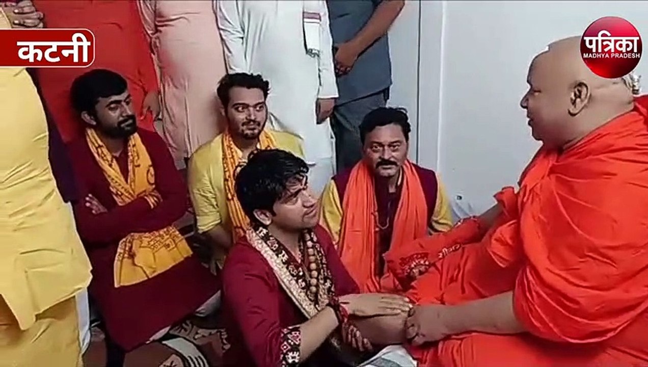 पंडित धीरेंद्र शास्त्री ने दबाए स्वामी रामभद्राचार्य के पैर, फिर मिला गुरु का आशीर्वाद, वीडियो वायरल