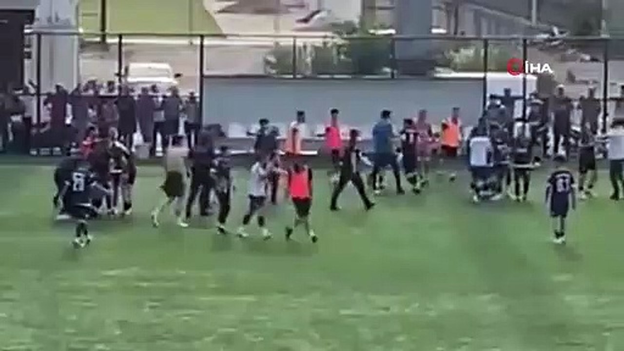 Les coups de pied volent dans les airs lors du match amateur à Manisa