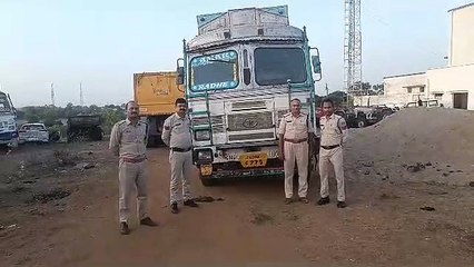 video story- बिना बिल के हो रही थी लोहे की सप्लाई, पुलिस ने किया जब्त