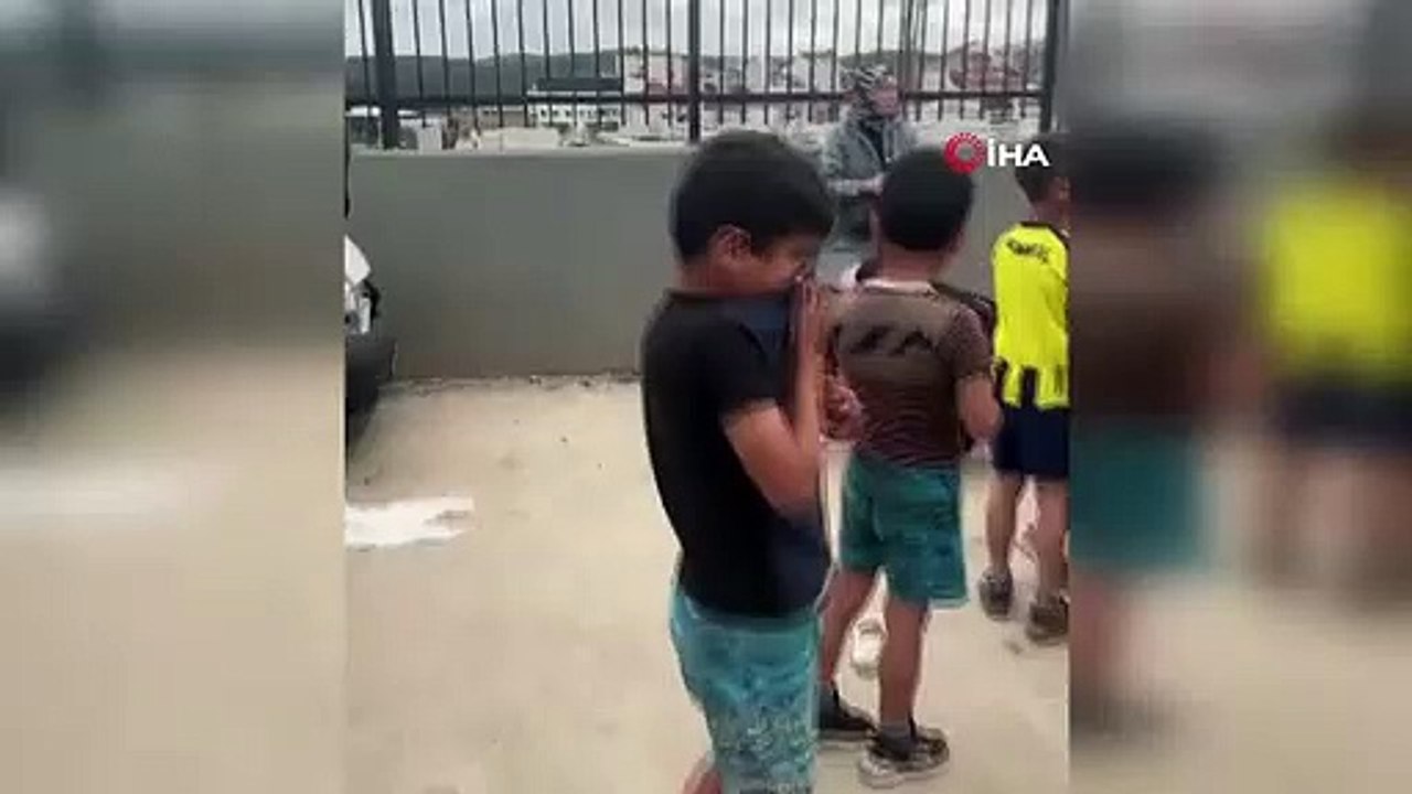 Arnavutköy'de Otomobil Kaldırımda Yürüyen 4 Kişiye Çarptı