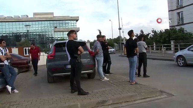 Hastanenin 5. katında intihara kalkışan şahsı polis ikna ederek aşağı indirdi