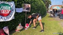 Ad Arcore il pellegrinaggio dei fan davanti alla villa di Berlusconi