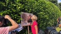 Ad Arcore il pellegrinaggio dei fan davanti alla villa di Berlusconi