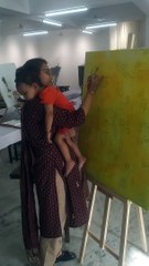 मां की ममता: एक हाथ में पेंटिंग ब्रश तो दूसरे में ‘बेटी’