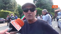 Morte Berlusconi, le voci davanti alla villa di Arcore: Perdiamo un grande uomo