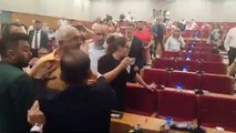 İzmir belediye meclisinde AKP'li üye, CHP'li üyeyi yere düşürdü