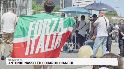 Morte Berlusconi, battibecco tra i sostenitori e il contestatore che ricorda la P2