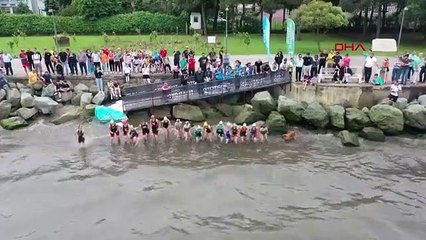 Triathlètes accompagnés de chiens errants