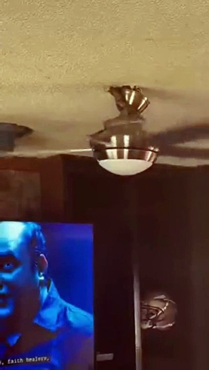 Un serpent volant décolle grâce à un ventilateur