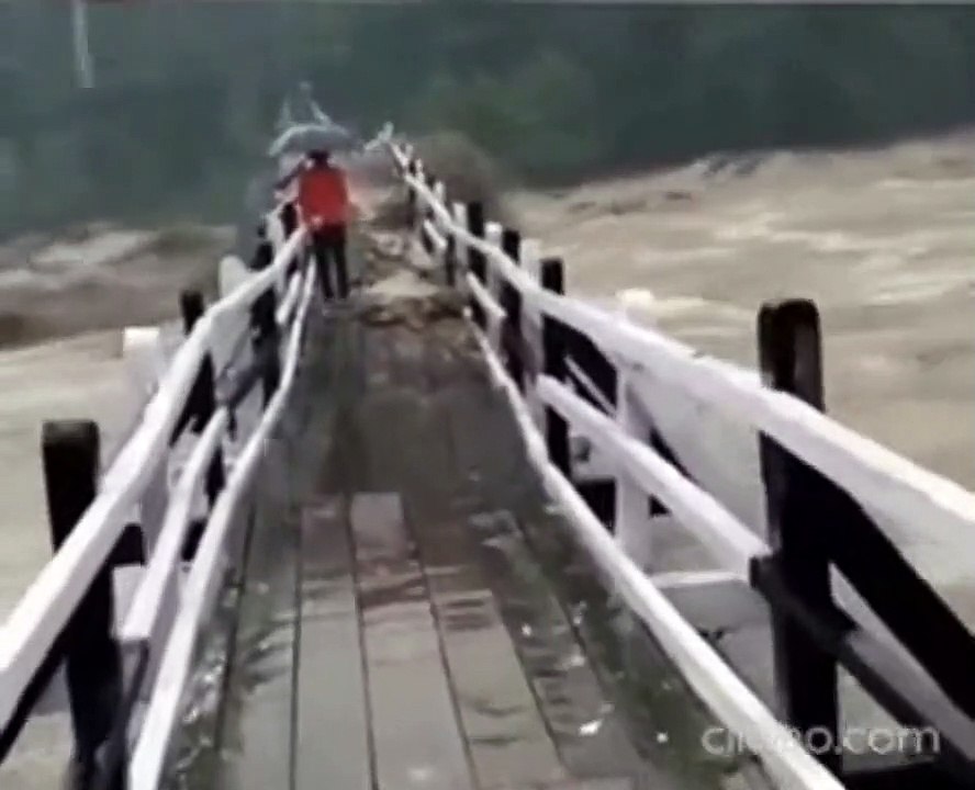 Un pont un peu dangereux... surtout par temps de pluie
