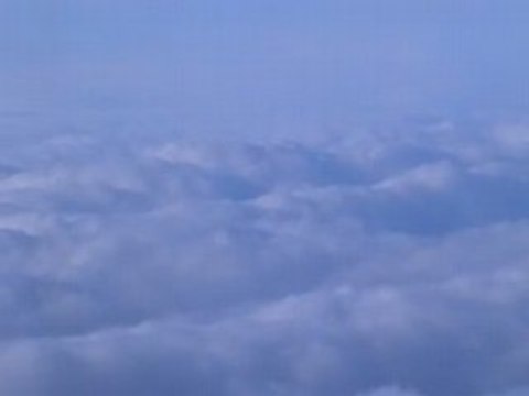 Avion, au dessus des nuages