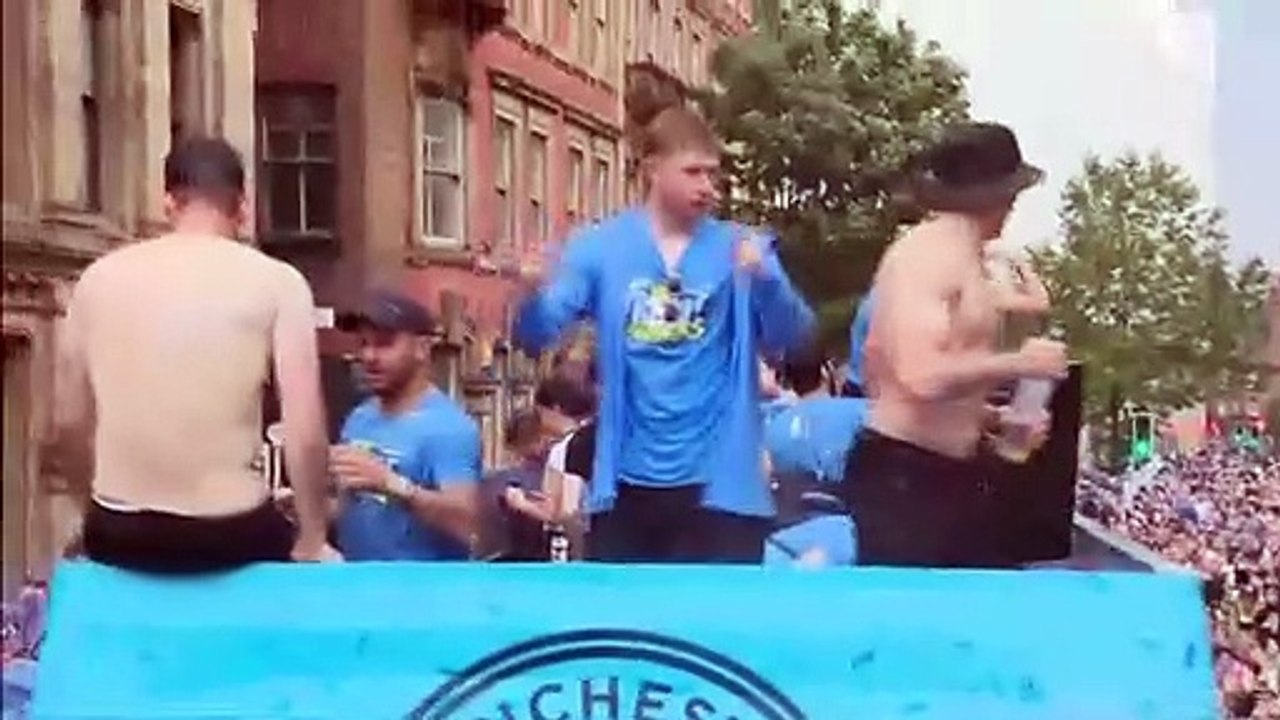 Kevin de Bruyne's hilarious parade celebrations